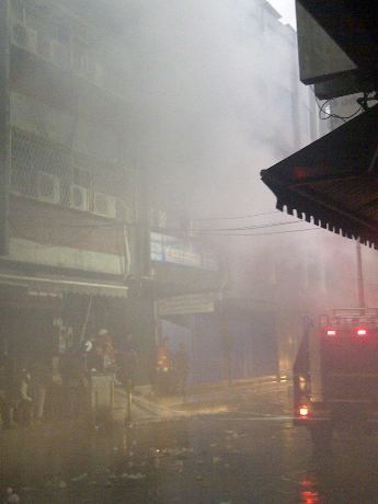 Terbantu Hujan Deras, Api di Ruko Glodok Padam