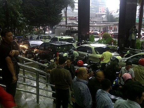 KPK Kebanjiran, Mobil dan Motor Diungsikan di Depan Lobi