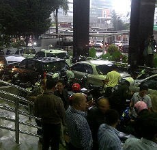 KPK Kebanjiran, Mobil dan Motor Diungsikan di Depan Lobi