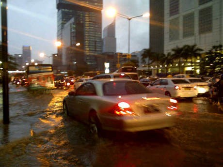 Genangan Air di Bundaran HI 15 Cm, Lalin Tersendat
