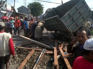 Truk Terjungkal di Perlintasan, Perjalanan KA di Semarang Terganggu