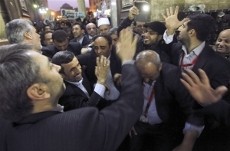 Pertama Kali ke Mesir, Ahmadinejad Dilempar Sepatu
