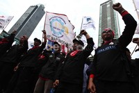 Mereka menggelar aksi dengan mengenakan kaos berwarna hitam.