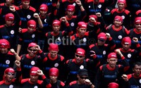 Dalam aksinya mereka juga menuntut Kapolri menindak preman kawasan yang berkedok LSM.