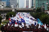 Para buruh memenuhi badan Jalan Thamrin.