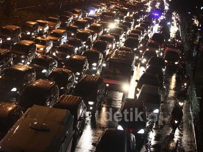 Genangan Surut, Bundaran HI Mengular