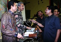 Wakil Ketua Komisi II DPR Ganjar Pranowo berbincang dengan Mendagri Gamawan Fauzi usai rapat kerja yang membahas RUU Pilkada. Ramses/detikFoto.