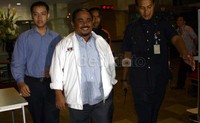 Luthfi Hasan meninggalkan gedung KPK setelah diperiksa penyidik KPK selama 9 jam. Ramses/detikFoto.