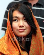 Maharany Tampil Cantik dengan Kerudung Oranye