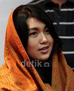 Maharany Tampil Cantik dengan Kerudung Oranye