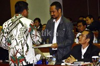 Anggota Komisi III dari Fraksi PKS Indra menyerahkan berkas dugaan korupsi dari mayarakat kepada Ketua KPK Abraham Samad. Ramses/detikFoto.