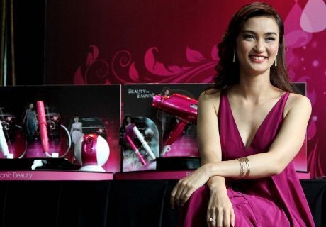 Atiqah Hasiholan & Sandy Thema Mesra di Klip Forever Yours