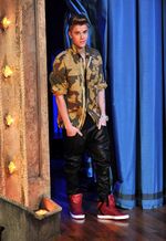 Justin Bieber Pamer Perut Six Pack