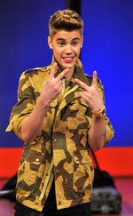 Justin Bieber Pamer Perut Six Pack