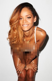 Rihanna tersenyum di depan kamera. (Instagram).