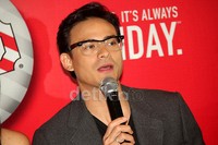 Tapi melihat begitu banyak yang dipersiapkan oleh sang suami membuatnya mantap.