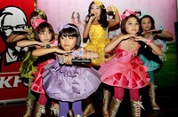     Lollipop tampil dengan kostum yang warna-warni. Gus Mun/detikHOT.