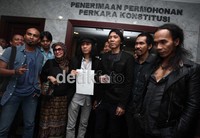 Bunda Iffed juga hadir bersama Slank.