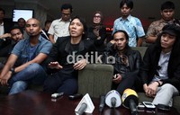 Slank saat ditemui di Mahkamah Konstitusi (MK) di Jl Medan Merdeka Barat, Jakarta, Rabu (6/2/2013).