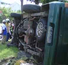 Sopir Ngantuk, Mobil L 300 Terbalik di Raya Madiun