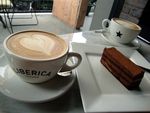 Laptop, Kopi, dan Cake di Liberica