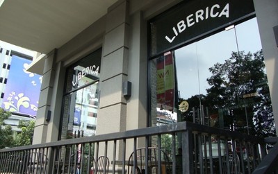 Laptop, Kopi, dan Cake di Liberica