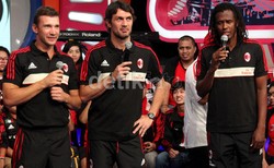 Beginilah aksi Andriy Shevchenko, Paolo Maldini, dan Roque Junior di depan kamera. Mereka menyempatkan diri mengunjungi acara dahSyat pada Rabu (6/2/2013) pagi. Gusmun/detikFoto.
