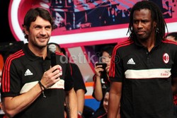 Duet Milan Glorie beda generasi, Maldini dan Roque Junior. Kedatangan Maldini yang merupakan legenda Milan itu disambut gembira fans Milan di tanah air. Gusmun/detikFoto.