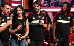 Kira-kira Shevchenko sedang menjelaskan apa, ya? Maldini tampak sumringah mendengarkannya berbicara. Gusmun/detikFoto.