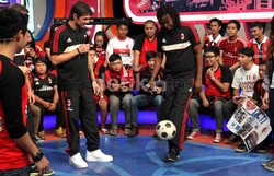 Tak hanya sekadar datang ke acara dahSyat, Maldini dan Roque Junior juga unjuk kebolehan. Tampak, mereka sedang memainkan bola dengan kaki-kaki mereka. Gusmun/detikFoto.