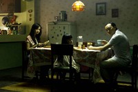 Keluarga Djenar (Laudya Chintya Bella) yang tinggal di sebelah apartemen Elang. (dok Falcon Pictures).