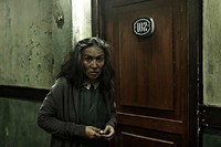 Nenek tua yang selalu memperingatkan Elang akan bahaya yang mengancamnya. (dok Falcon Pictures).