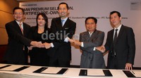 Presdir PT BMW Indonesia Ramesh Divyanathan usai penandatanganan kerja sama dengan Presdir PT Astra Autoprima Ernando Demily, Presdir PT Bestindo Car Utama Johannes Indratjuatja, Direktur PT Eurokars Prima Indonesia Renata Palupi dan Presdir PT Tunas Asset Sarana Rico Setiawan.