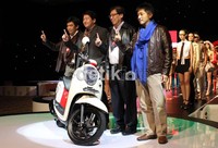 Marketing Director AHM Margono Tanuwijaya, President Director AHM Yusuke Hori, Executive Vice President Director AHM Johannes Loman, dan Marketing Director AHM Koichi Mizuno berpose bersama di sepeda motor New Honda Scoopy-FI di JCC, Senayan (06/02).