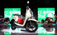 Honda Scoopy - FI ini tampil dengan dua tema berkonsep Sporty dan Stylish untuk memperluas pasar skutik ini. Tema sporty dihadirkan bagi konsumen yang ingin tampil beda dengan tren baru stripe asimetri. Sementara tema stylish dihadirkan bagi konsumen yang ingin tampil lebih gaya dan lebih keren.