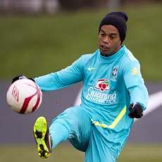 Kesempatan Ronaldinho Tunjukkan Sihirnya Lagi