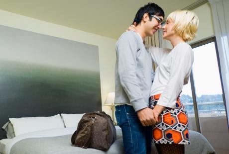 Perempuan Berhubungan Seks Sambil Berdiri Tak akan Hamil? Itu Mitos