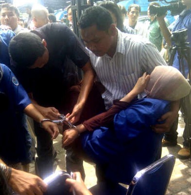 Seorang Wanita Pingsan Saat BNN Bakar Narkoba