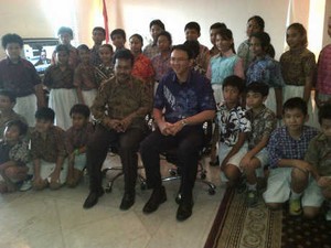 Anak SD Obama Riang Gembira Foto Bersama Ahok