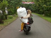 Kuatnya ibu yang satu ini. (Foto: Sumedi Joko Susilo).