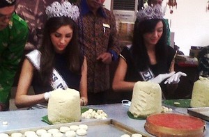 Di Yogya, Miss Universe 2012 Belajar Bikin Bakpia