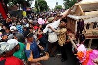Panjang Mulud merupakan upacara selamatan yang dilakukan masyarakat Islam di Serang, Banten dalam rangka memperingati hari lahir Nabi Muhammad SAW.