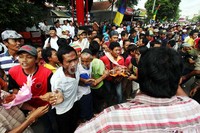 Warga bersiap-siap untuk berebut makanan yang diarak.