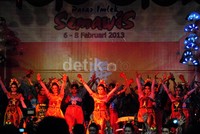 Pasar Imlek Semawis 2013 dibuka dengan tarian Pelangi dilanjutkan penabuhan genderang oleh Gubernur Jateng.