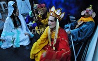 Pengunjung bisa berfoto mengenakan pakaian China bahkan memakai kostum legenda dari negeri tirai bambu.
