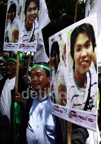 Mereka membentangkan sejumlah poster bergambar Frans Hiu dan Dharry Frully Hiu. Ramses/detikFoto.