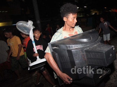 Korban Kebakaran Evakuasi Harta Benda