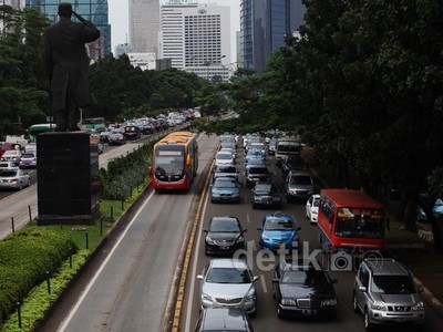 Bus Trans Jakarta Solusi Atasi Kemacetan