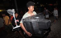 Warga berusaha menyelamatkan barang-barangnya.
