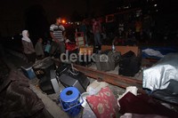 Mereka membawa barang-barang ke sepanjang rel kereta api.
